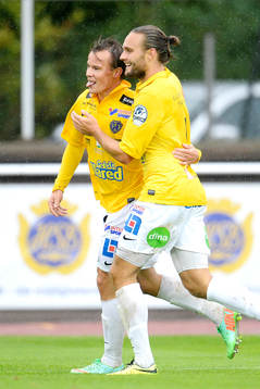 Falkenbergs Anton Wede gör 3-0 och jublar med Johannes Vall