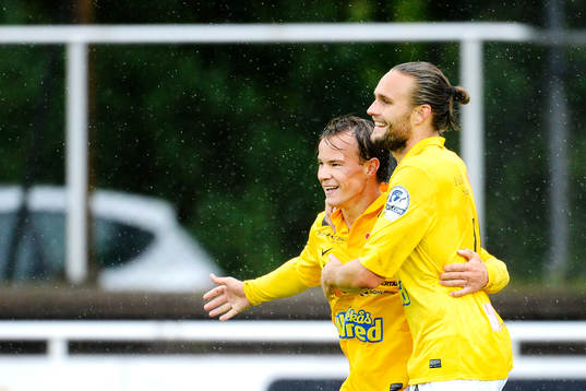 Falkenbergs Anton Wede (tv) gör 3-0 och jublar med