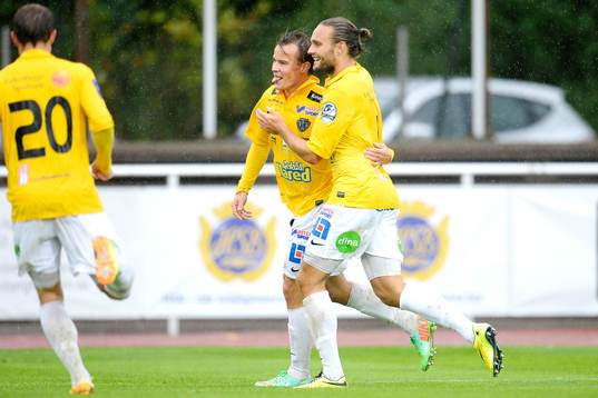 Falkenbergs Anton Wede gör 3-0 och jublar med Johannes Vall