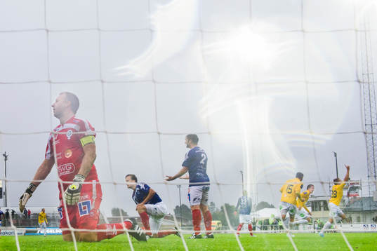 Åtvidabergs målvakt Henrik Gustavsson (tv) Månz Karlsson