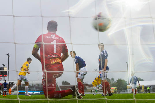 Åtvidabergs målvakt Henrik Gustavsson (tv) Månz Karlsson