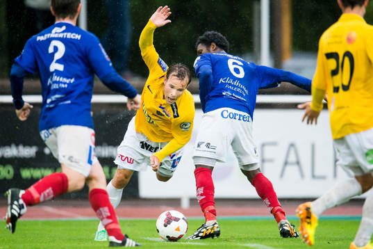 Falkenbergs Anton Wede tar sig förbi Åtvidabergs Mohammed