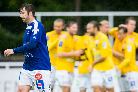 Åtvidabergs Allan Arenfeldt Olesen deppar när Falkenbergs