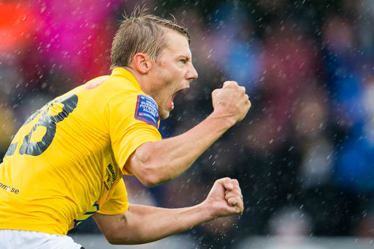 Falkenbergs Patrik Ingelsten jublar