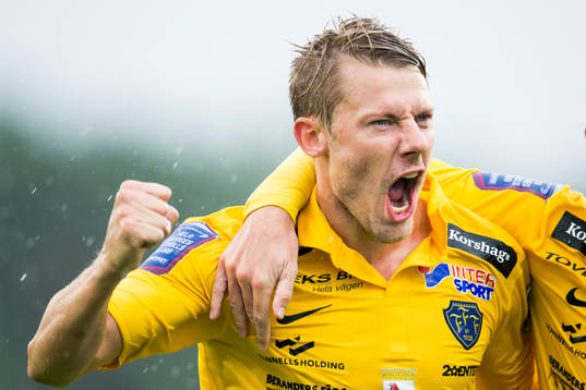 Falkenbergs Patrik Ingelsten jublar