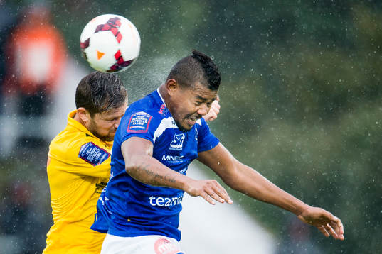 Åtvidabergs Ricardo Santos i nickduell med Falkenbergs