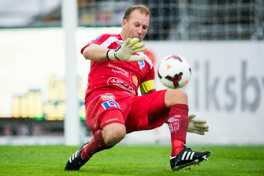 Åtvidabergs målvakt Henrik Gustavsson gör en räddning