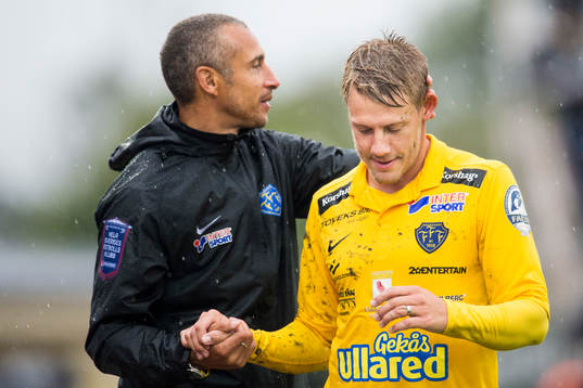 Falkenbergs tränare Henrik Larsson klappar om Patrik