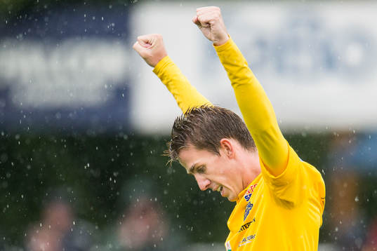 Falkenbergs Adam Eriksson jublar