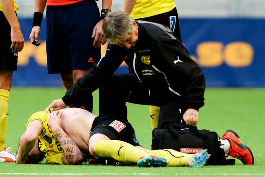 Mjällbys Viktor Nilsson med två rejäla rivsår på ryggen