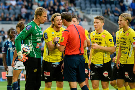Mjällbys målvakt Mattias Asper och Gudmann Thorisson är