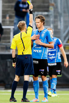 Halmstads Fredrik Liverstam får gult kort