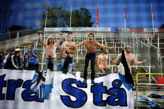 Halmstads supportrar jublar och tackar spelarna