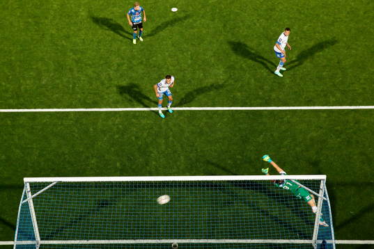 Mål 1-2 av Halmstads Mikael Boman utanför bild förbi