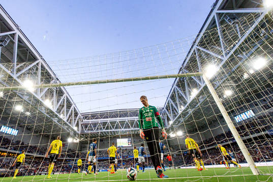 Mjällbys målvakt Mattias Asper deppar när han hämtar ut