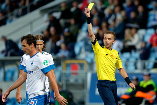 Norrköpings Nikola Tkalcic får varning av domare Johan