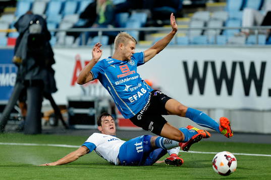 Norrköpings Nikola Tkalcic fäller Halmstads Viktor Ljung