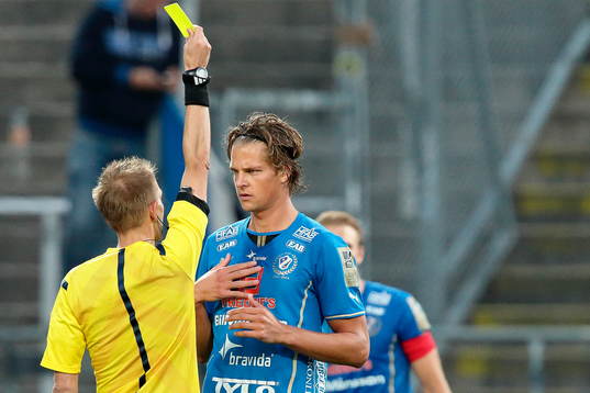 Halmstads Fredrik Liverstam får varning av domare Johan