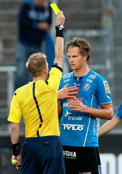 Halmstads Fredrik Liverstam får varning av domare Johan