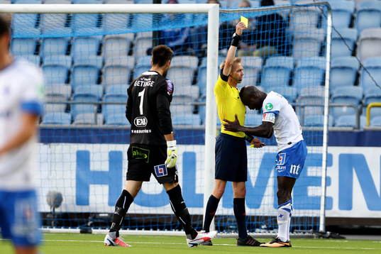 Norrköpings Alhaji Kamara får ett gult kort av domaren
