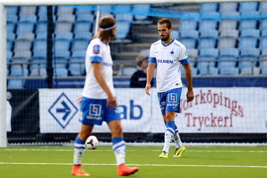 Norrköpings Emir Kujovic deppar och i förgrunden ses