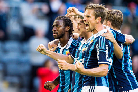 Djurgårdens Amadou Jawo och Mattias Östberg jublar