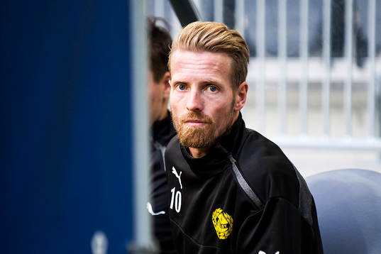 Mjällbys Christian Wilhelmsson på bänken