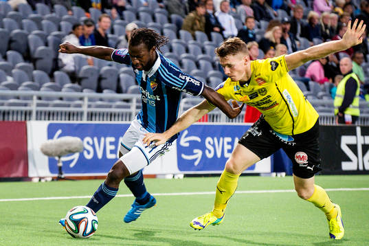 Djurgårdens Amadou Jawo sliter sig loss från Mjällbys