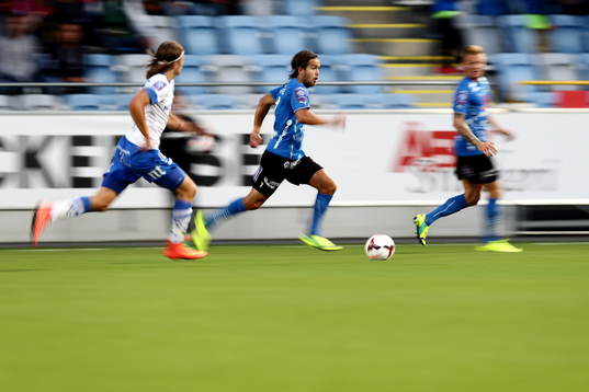 Halmstads Kristinn Steindorsson springer med bollen