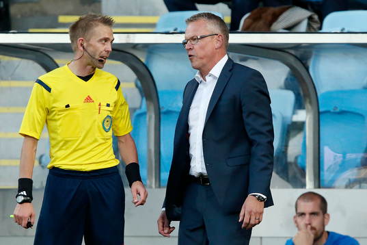 Domare Johan Hamlin Bro pratar med Norrköpings tränare