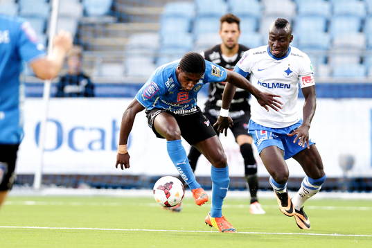 Halmstads Joseph Baffo med bollen framför Norrköpings
