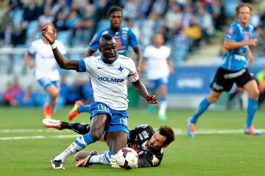 Norrköpings Alhaji Kamara faller intill Halmstads målvakt