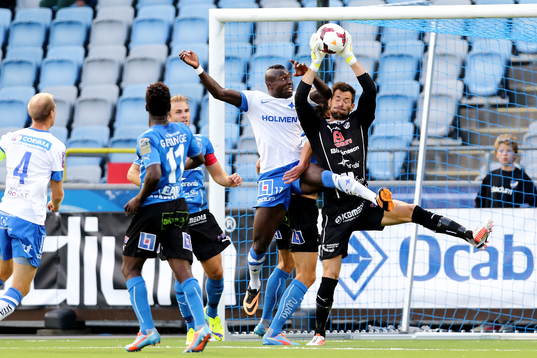 Halmstads målvakt Stojan Lukic och Norrköpings Alhaji