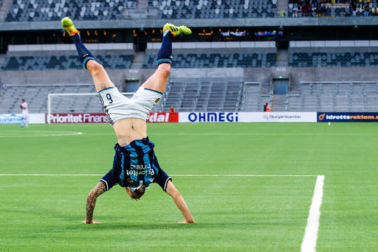 Djurgårdens Aleksander Faltsetas jublar och slår en volt