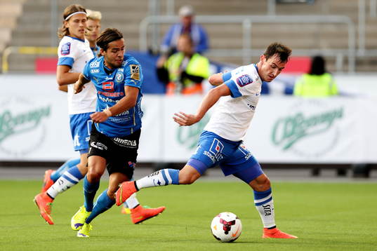 Norrköpings Nikola Tkalcic med bollen framför Halmstads