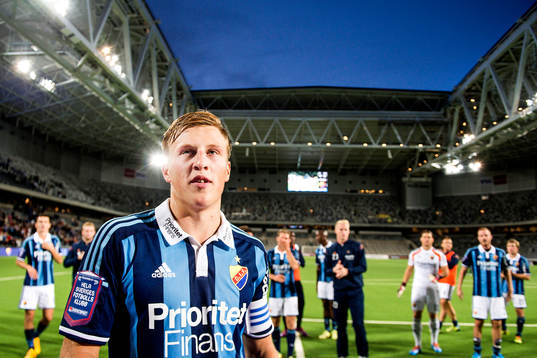 Djurgårdens Emil Bergström står framför Djurgårdens