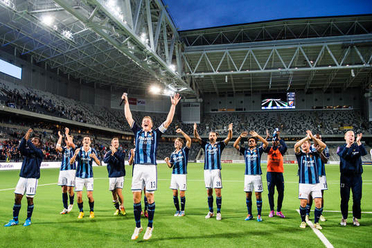 Djurgårdens Emil Bergström jublar med sina lagkamrater