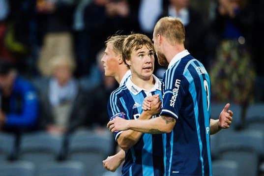 Djurgårdens Simon Tibbling och Fredrik Stenman kramar om