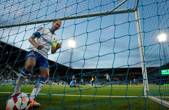 Norrköpings Andreas Johansson hämtar bollen