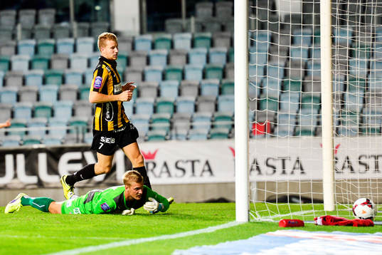 Häckens Simon Gustafson gör 1-1