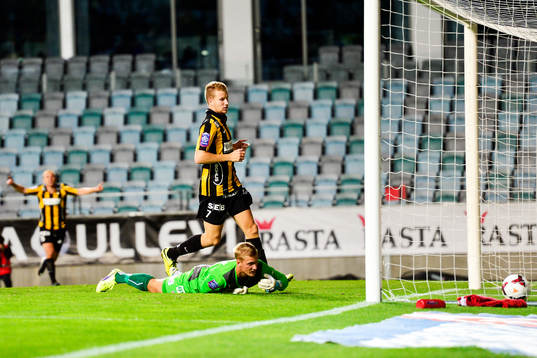 Häckens Simon Gustafson gör 1-1