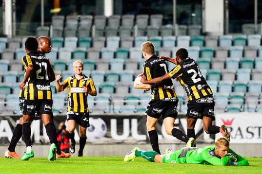 Häckens Simon Gustafson jublar