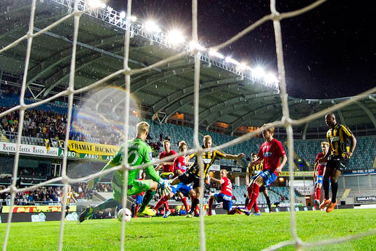 Häckens Simon Gustafson har en målchans i slutet av