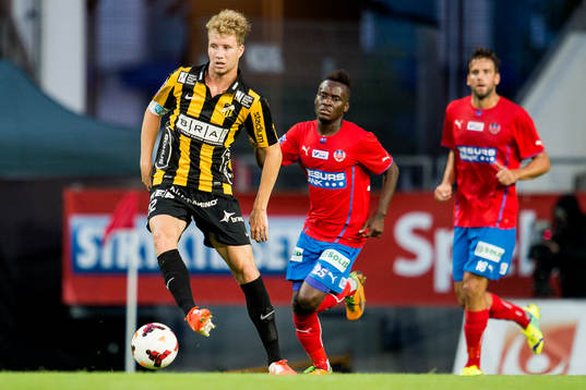 Häckens Samuel Gustafson framför Helsingborgs David Accam