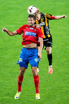 Helsingborgs Mikael Dahlberg i nickduell med Häckens Oscar