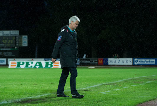 Hammarbys tränare Nanne Bergstrand lämnar plan i matchen