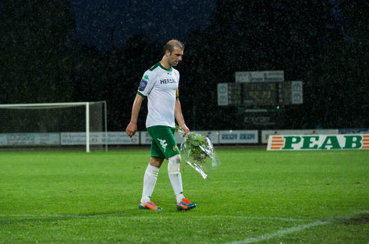 Hammarbys Kennedy Bakircioglu lämnar plan i matchen i