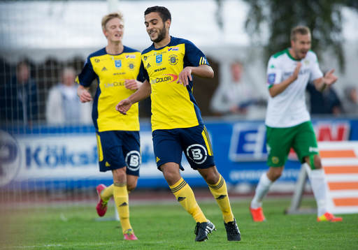 Ängelholms Othman El Kabir har gjort 1-0 och jublar medan