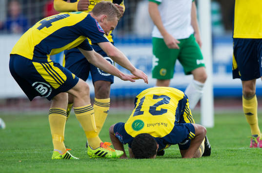 Ängelholms Othman El Kabir har gjort 1-0 och Albin Nilsson
