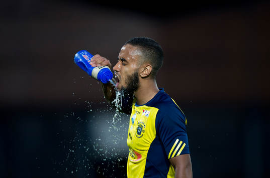 Ängelholms Othman El Kabir svalkar sig i matchen i